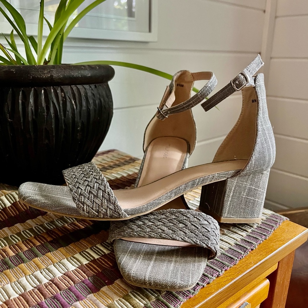 Maurice’s Dressy Sandal size 9 1/2 M Grey Textiled Pattern, worn once